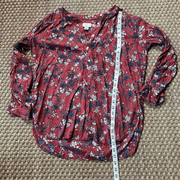 Ann Taylor Loft Red Floral Blouse Women’s Medium 3/4 Roll Tab Sleeve Hi Lo Hem - Picture 7 of 8